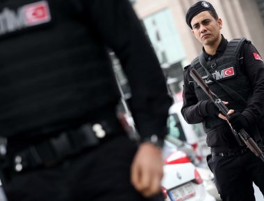 Η Τουρκία εξέδωσε σήμερα εντάλματα κράτησης στους δικηγόρους των δύο εκπαιδευτικών που κάνουν απεργία πείνας